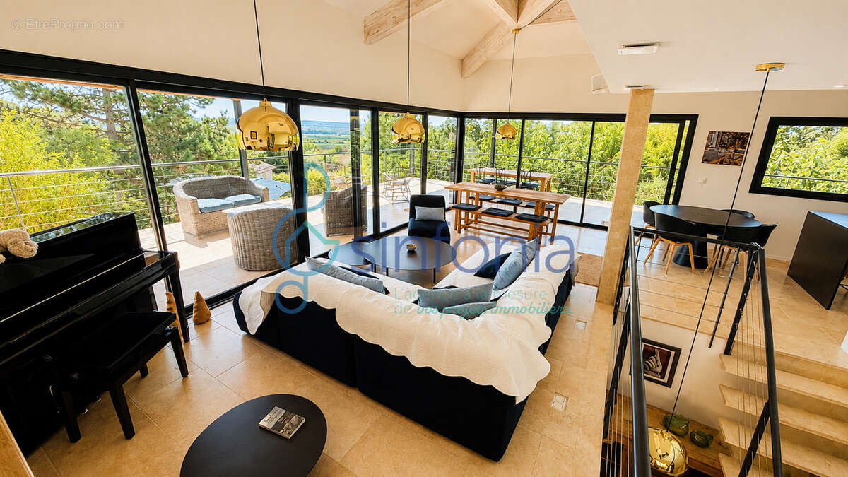 À seulement 7 km d'Uzès, une propriété d'architecte où l'élégance rencontre l'art de vivre. - photo 2
