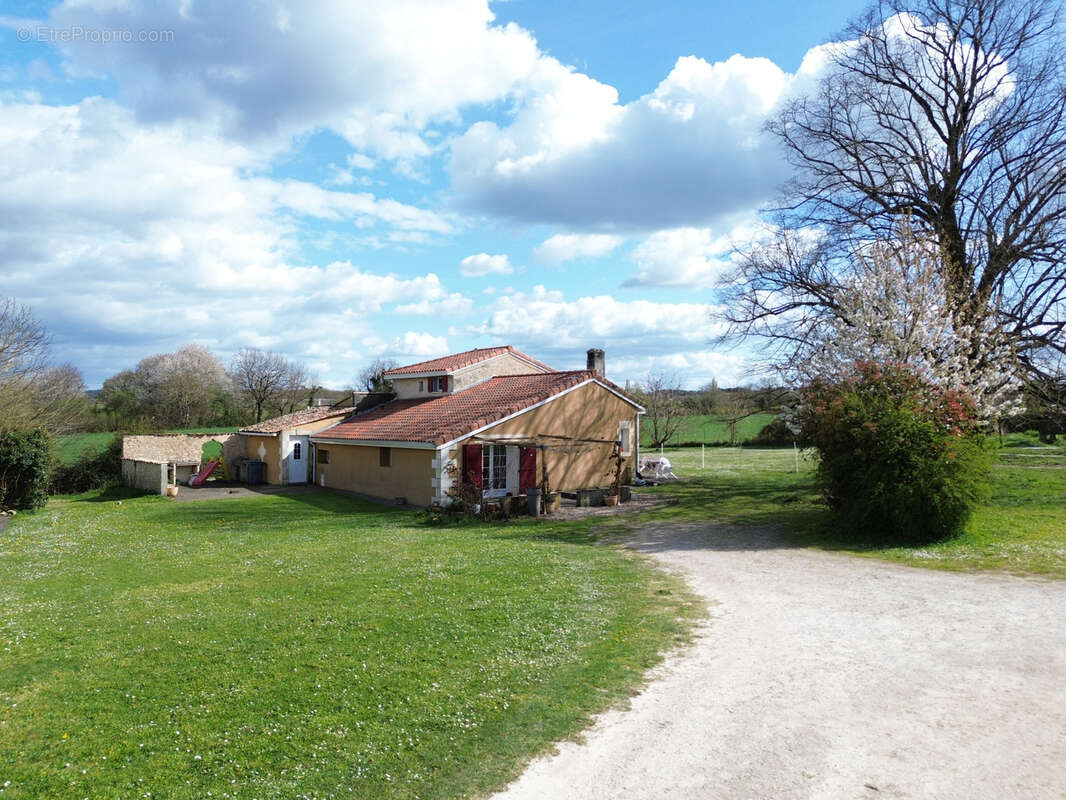 Maison à BAIGNES-SAINTE-RADEGONDE