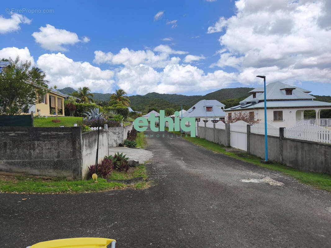 Terrain à SAINTE-ROSE