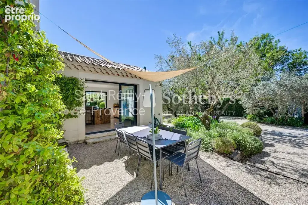 Exclusivité. Rare, Eygalières, belle maison rénovée en centre village avec jardin et piscine - photo 17