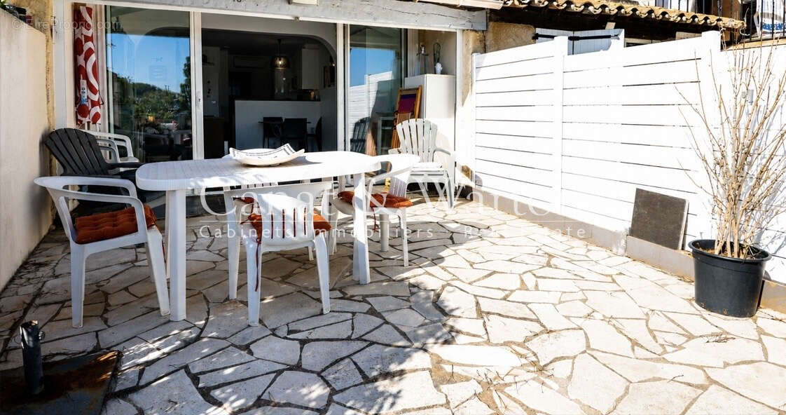 À gigaro, proche de la mer: t 2 avec vue mer avec une grande terrasse - photo 11