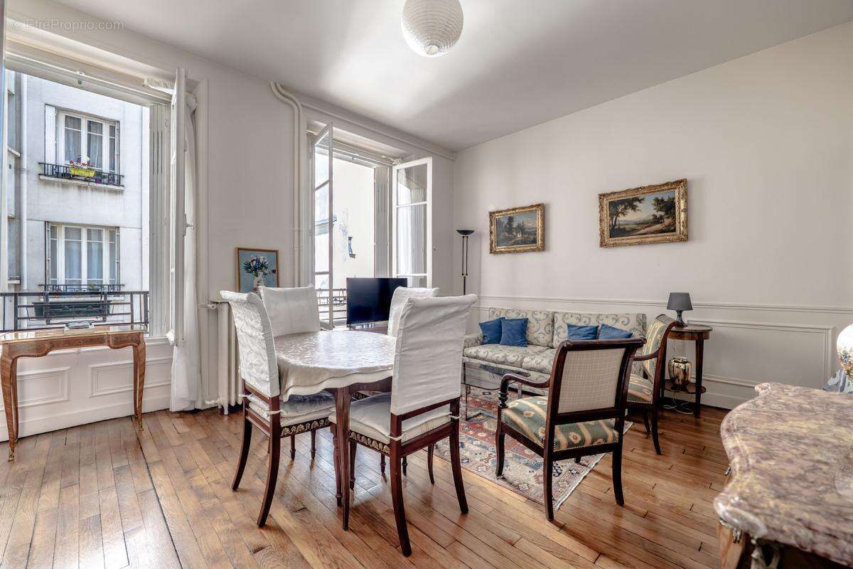 Appartement à PARIS-1E