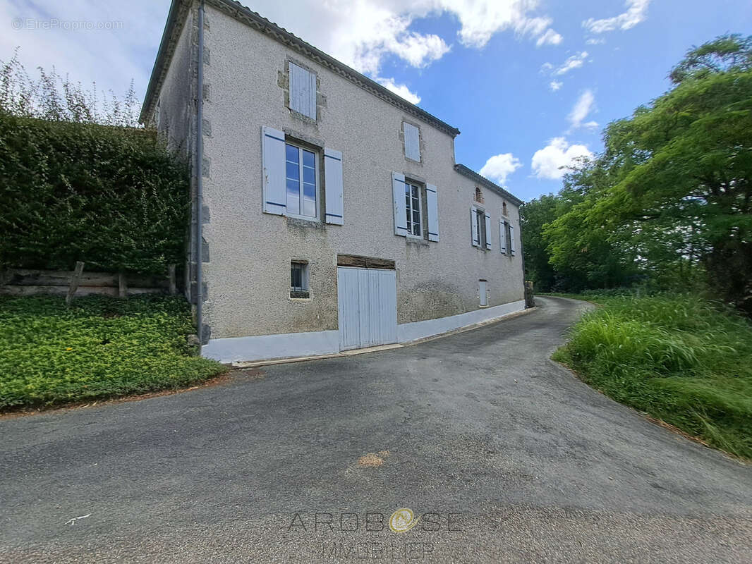 Maison de caractère en pierre avec terrain clos et arboré . - photo 3