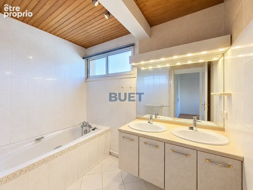 À decouvrir : spacieux appartement t5 avec cave et garage   rue prosper de barante - photo 8