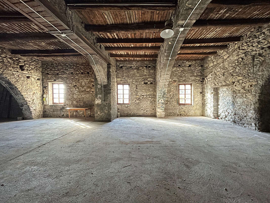 Commerce à L&#039;ESCARENE