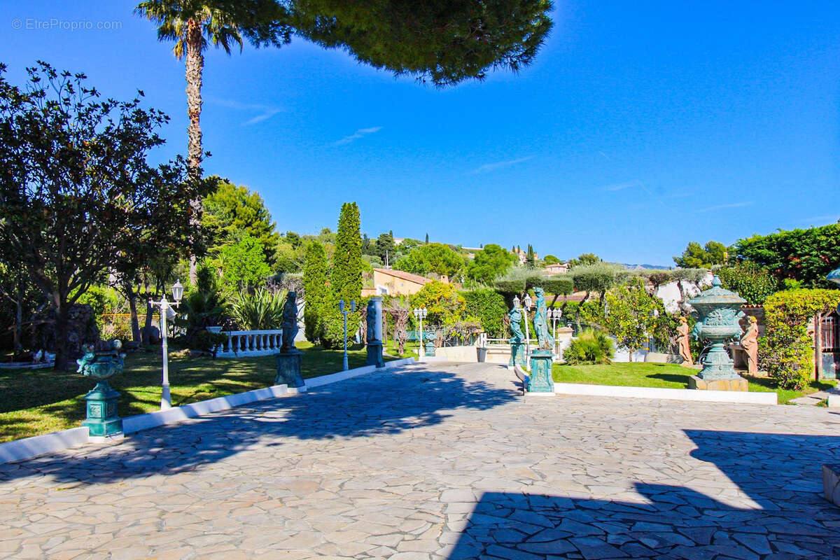 Villa de prestige aux prestations exceptionnelles   250 m2 habitables sur 2 750 m2 de terrain - photo 21