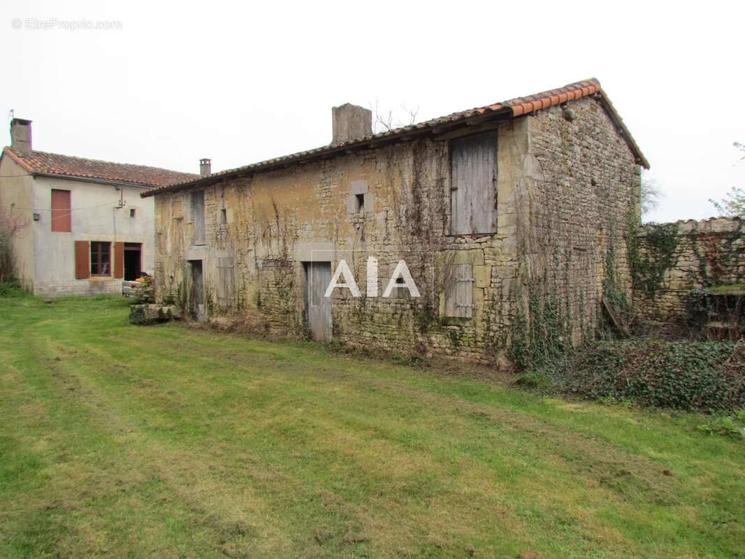 Maison à LES ADJOTS