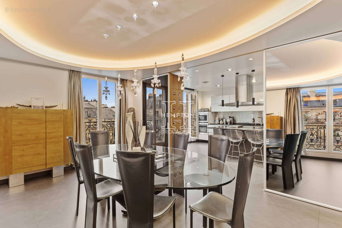 Appartement à PARIS-8E