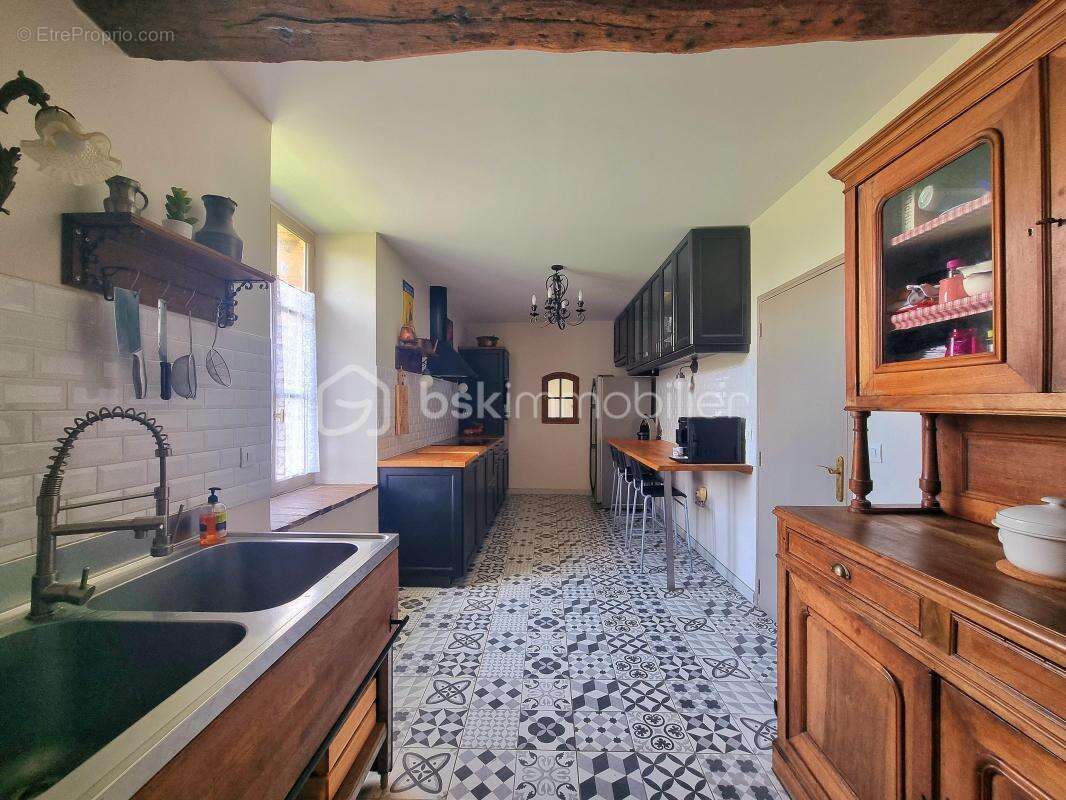 Propriété 14 pièces, 8 chambres, granges, cave et jardin - photo 4