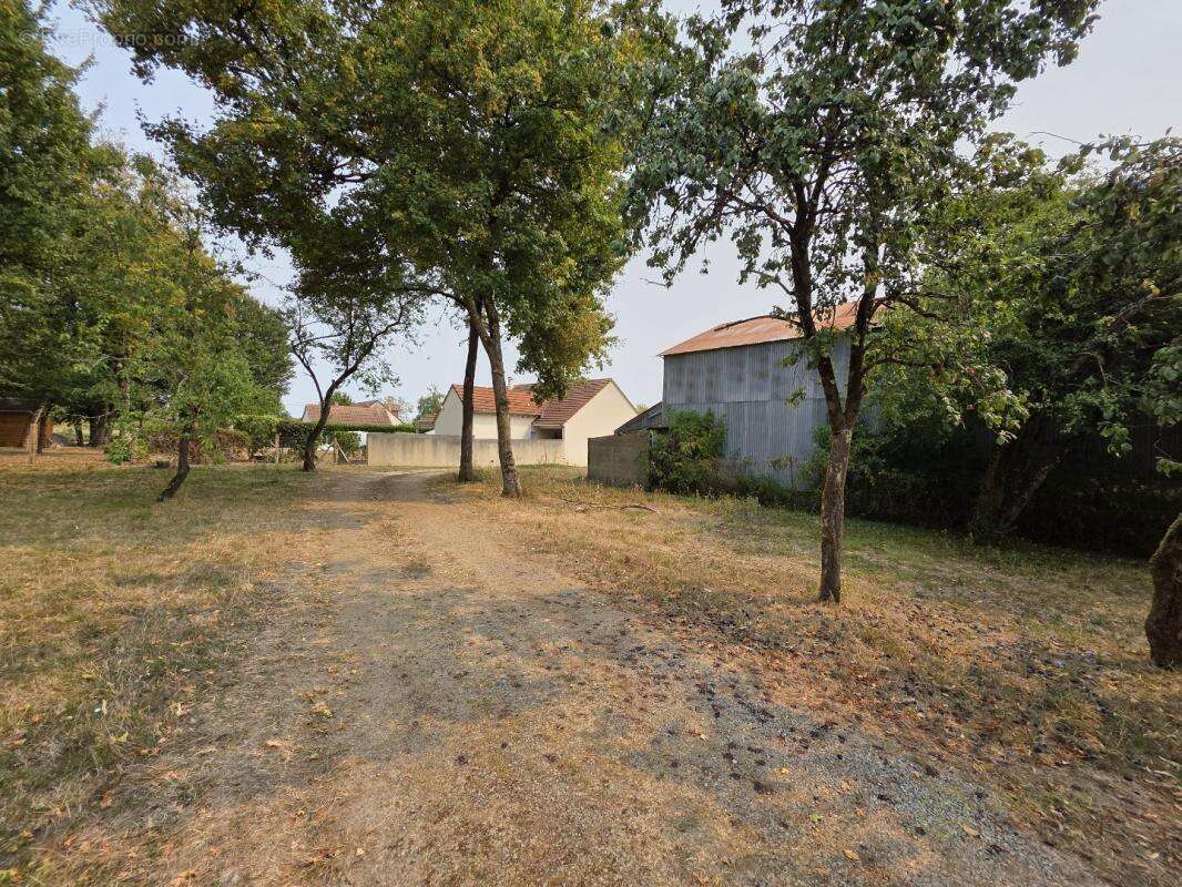 Terrain 1097 m² à Les Bordes  - photo 2