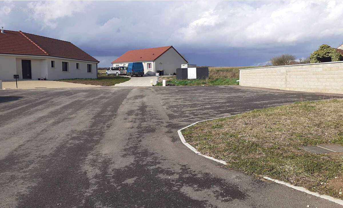 Terrain à PONCEY-LES-ATHEE