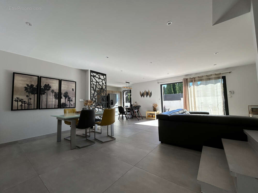 Maison à VIC-LA-GARDIOLE