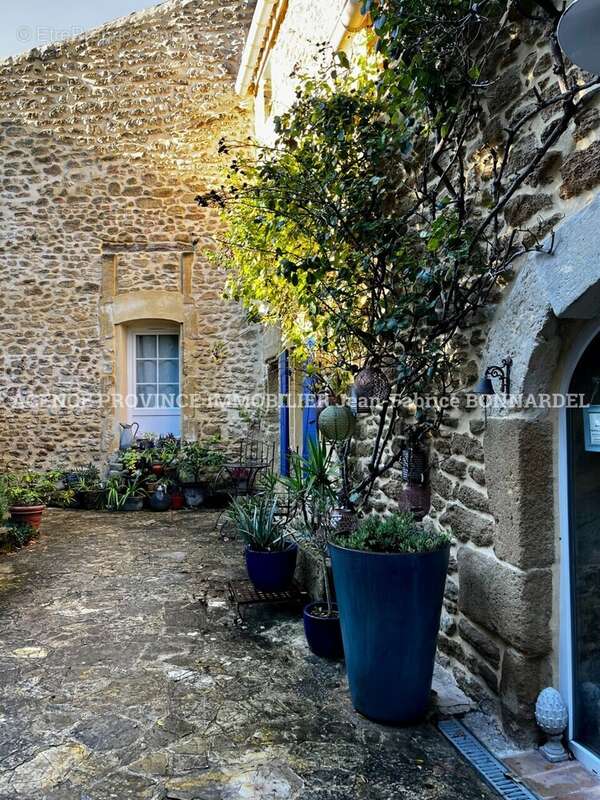 Maison à SUZE-LA-ROUSSE