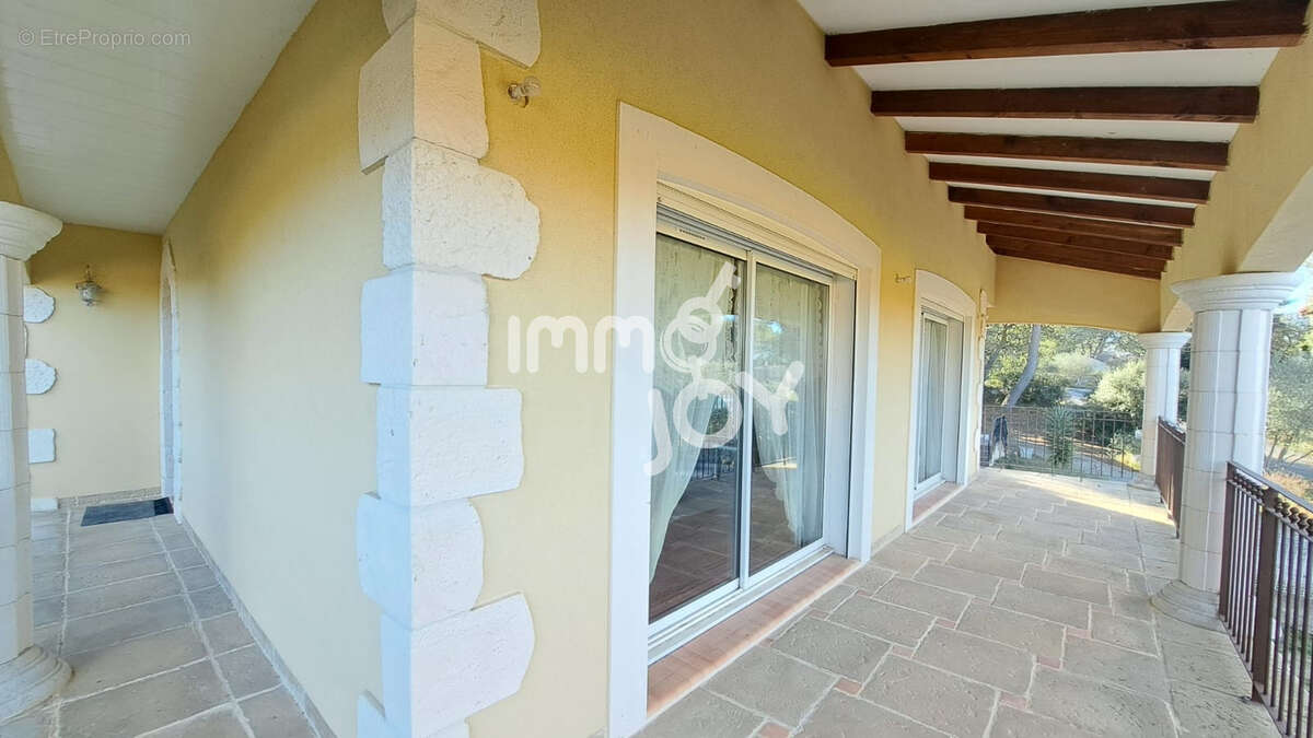 A Remarkable Home of Charm and Noble Materials in a Serene Pine Forest Environment - photo 2