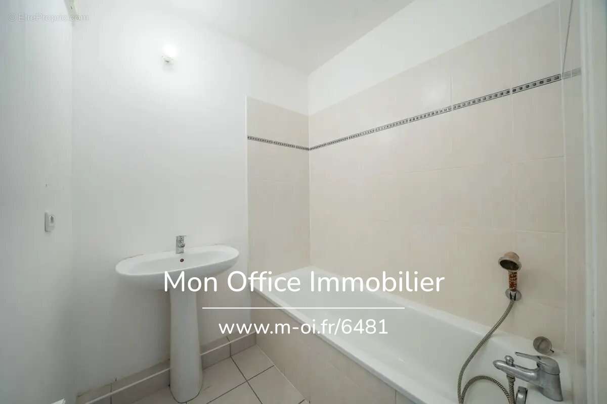 Appartement à LA ROQUE-D'ANTHERON