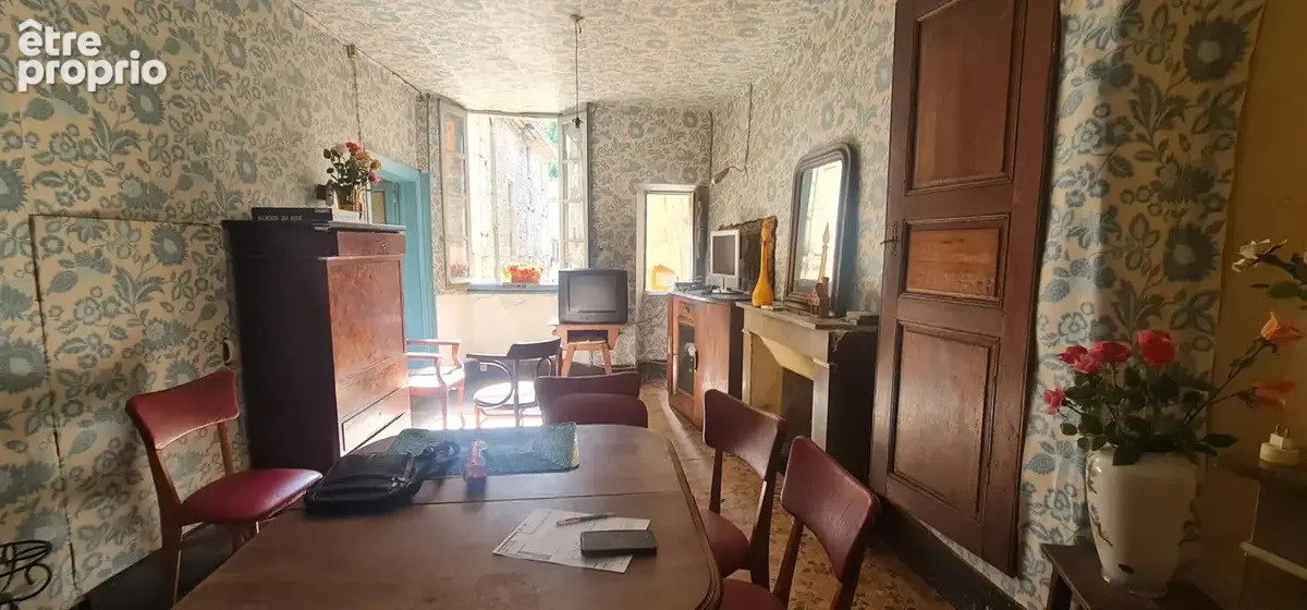 Maison de ville - à rénover entièrement - tout à l'égout - 4 niveaux dont garage et pièces voûtées - bon toit - photo 2