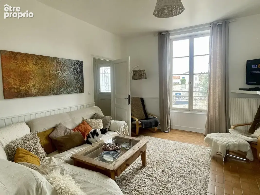 Maison avec piscine, commerces à pied ,dépendances et  grands garages, proche TGV et plages - photo 3