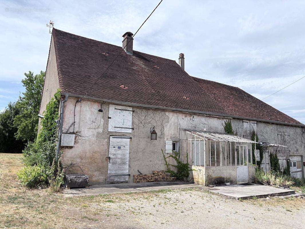 Ancien corps de ferme à fort potentiel avec dépendances - photo 4