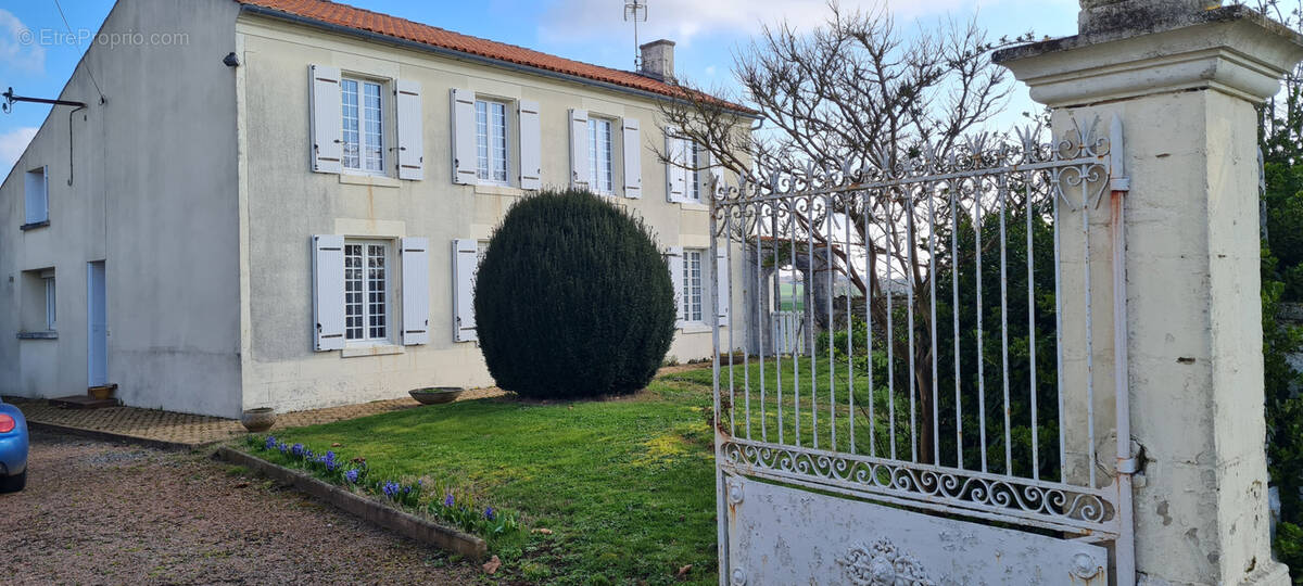 Maison à SAINT-JEAN-D'ANGELY