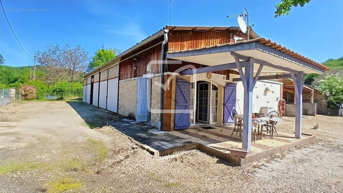 Commerce à CREYSSE