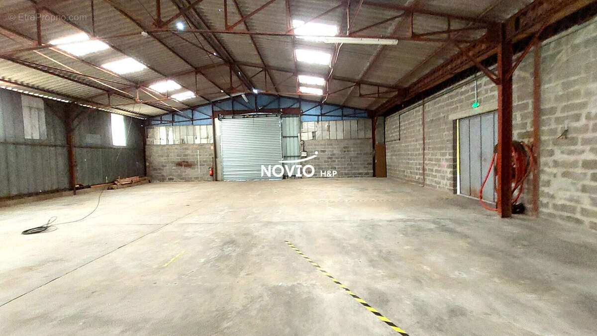 Commerce 1 300 m² à vendre à Lussac-Les-Chateaux (86320) - photo 5
