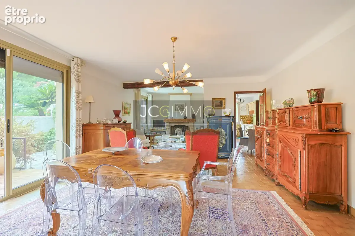Villa de 318m2 avec deux logements indépendants et fort potentiel ! - photo 11
