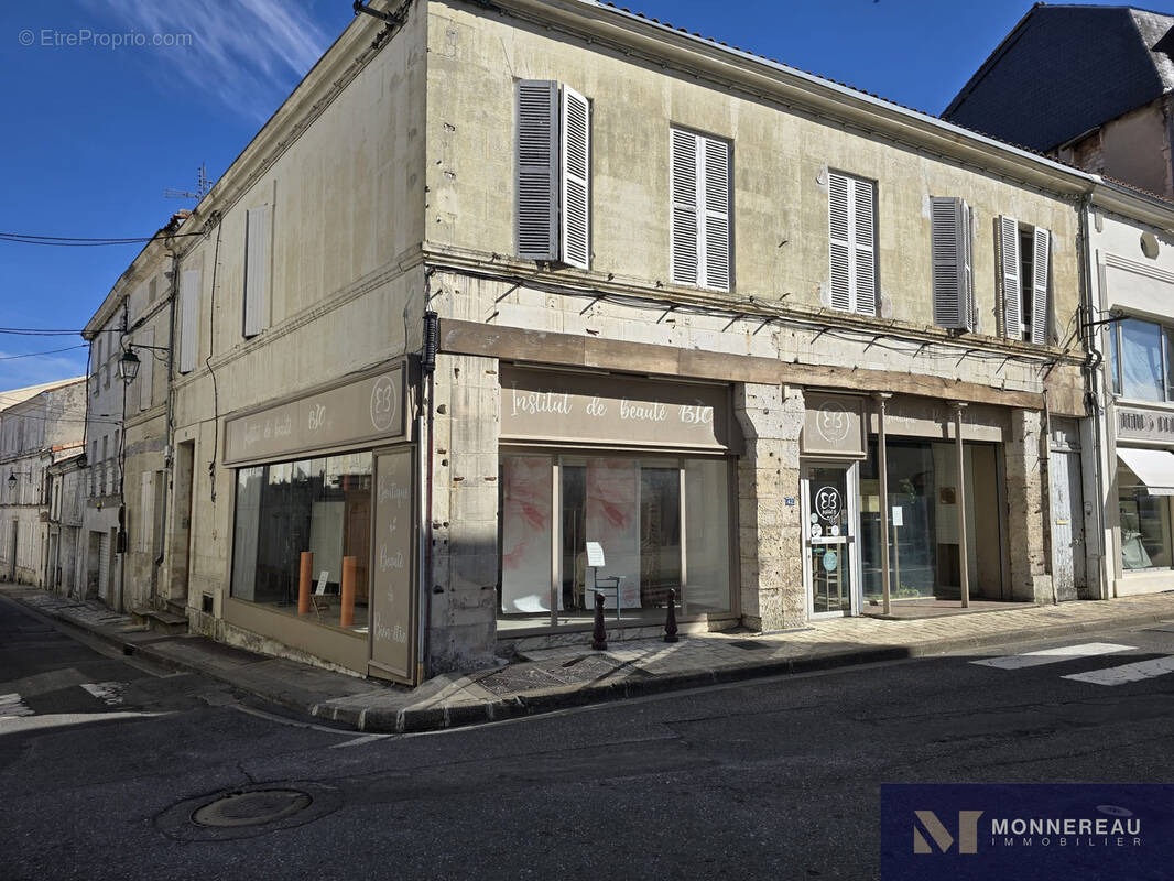 Appartement à BARBEZIEUX-SAINT-HILAIRE