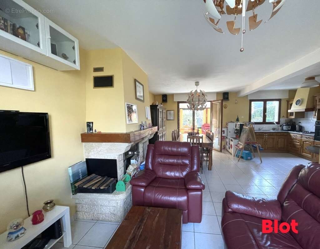 Maison à MONTGERMONT