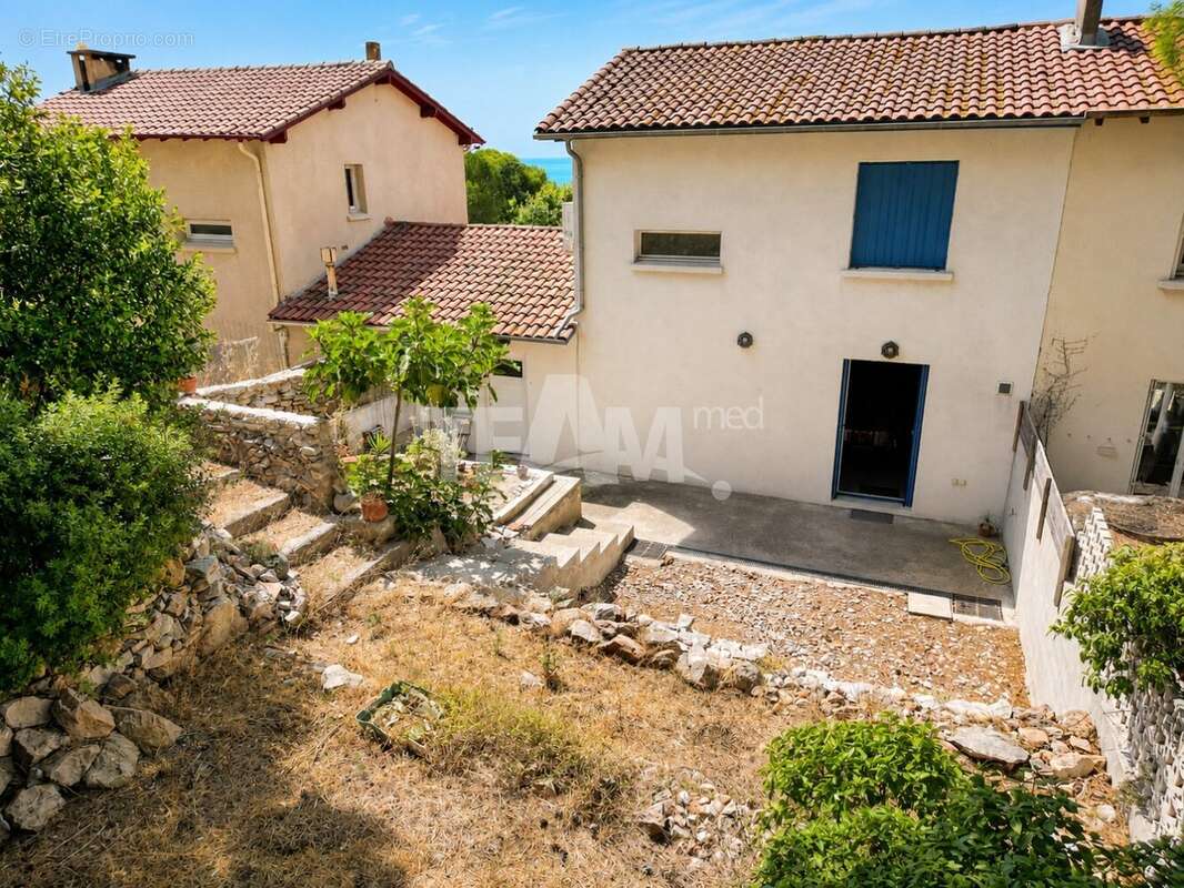 SÈTE  Maison rénovée avec vue panoramique sur la mer, terrasse de 60 m² et terrain de 890 m² - photo 19