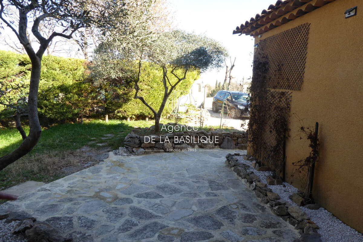 Maison 130 m² à Saint-Maximin-La-Sainte-Baume  - photo 3