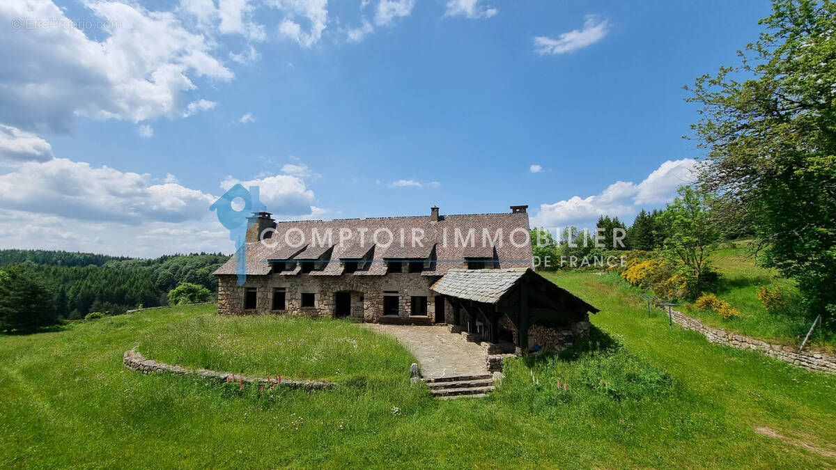 Dépt.(07) - A VENDRE Secteur Le LAC D'ISSARLES - Propriété de 56 ha avec Maison de 270 m2 et Ferme de 340 m2 - photo 4