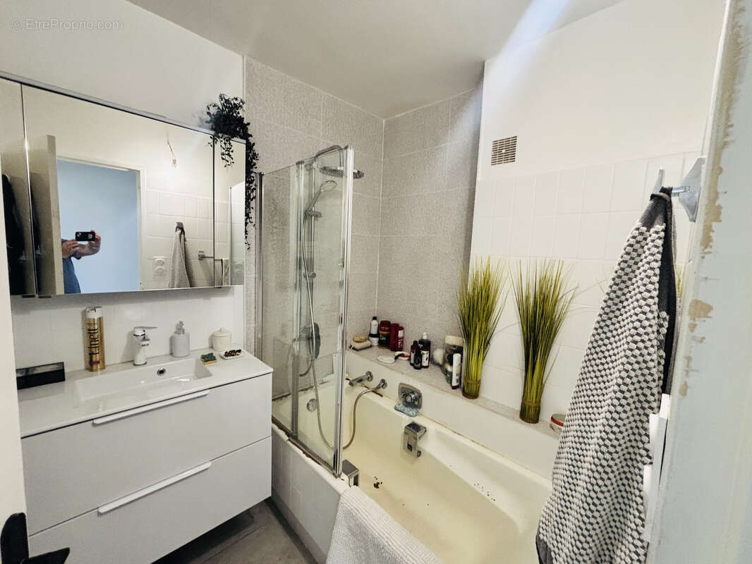 Toulon Mourillon, Appartement T4 rénové entièrement en dernier étage avec ascenseur, vue dégagée mer - photo 8