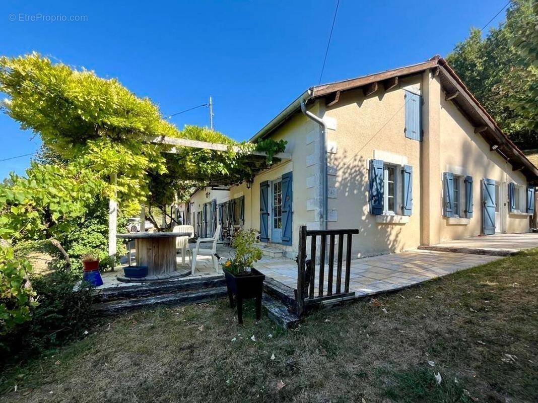 Maison à CHATEAU-L'EVEQUE