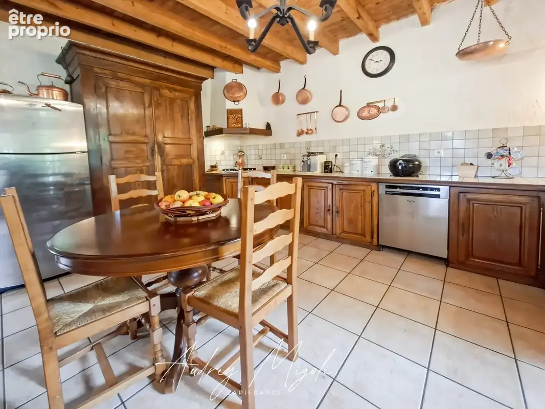 Propriété en pierre avec maison, gîte, 245m², 7 chambres, piscine, 300m² de dépendances, parc de 2,5 hectares - photo 5