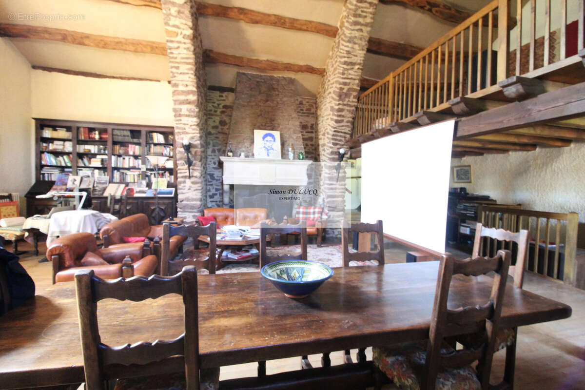 Propriété de 226 m2 avec piscine, dépendances et grand terrain arboré - photo 7