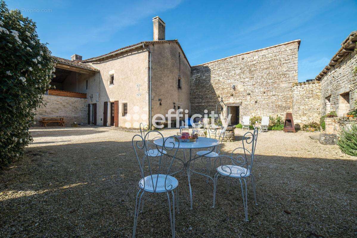 Maison à SAINT-PIERRE-D'EXIDEUIL