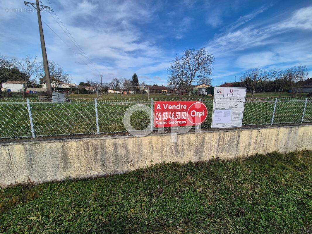 Terrain à SAINT-LEON-SUR-L'ISLE