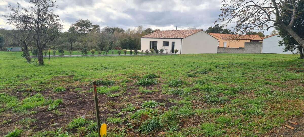 Terrain constructible, libre de constructeur, non viabilisé, Gorges 1161 M² avec 401 M² en zone Uc - photo 4