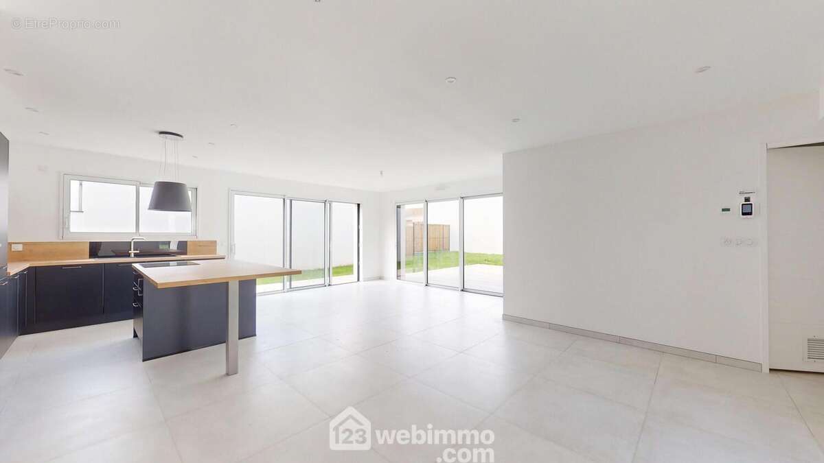 Grande pièce de vie lumineuse. - Maison à SAINT-HILAIRE-LA-FORET