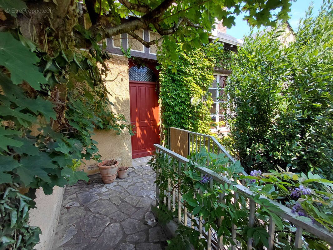 Maison familiale avec dépendances et jardin en centre-ville de La Flèche ! - photo 2