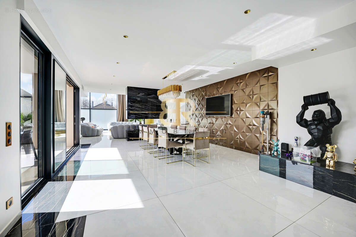 Maison à CHENNEVIERES-SUR-MARNE