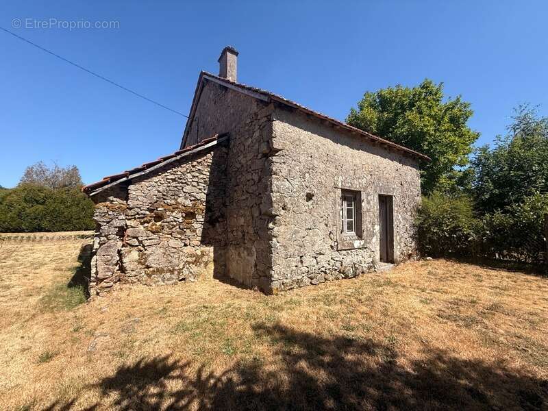 EN EXCLUSIVITE ! Charmante maison en pierre 60m² à rénover, Terrain de 900 m² 23 800 € - photo 13