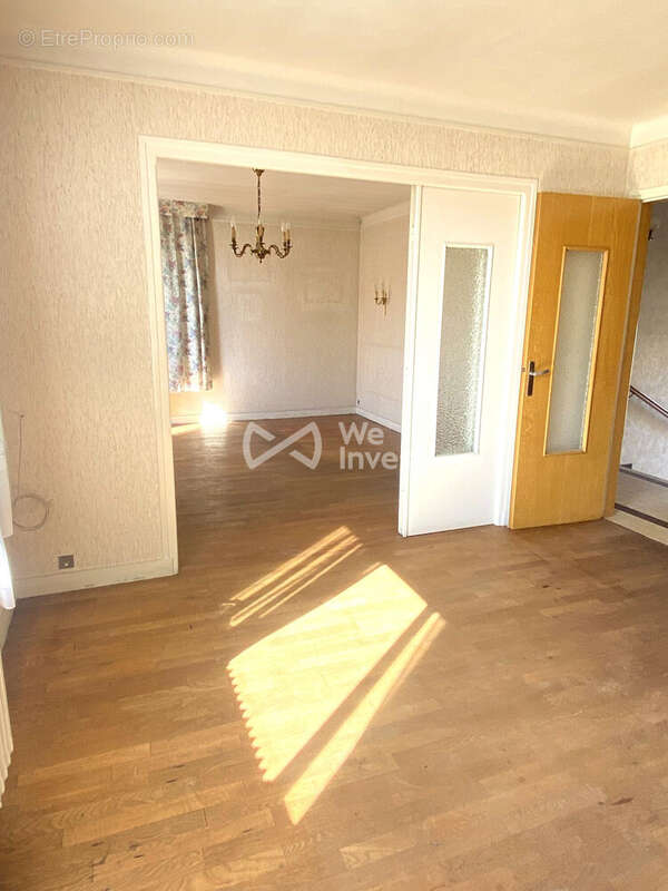 Maison à SAINTE-GENEVIEVE-DES-BOIS