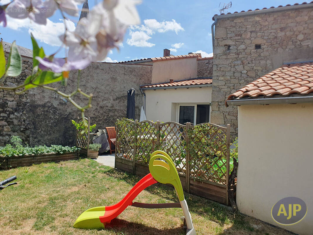Maison à CUGAND