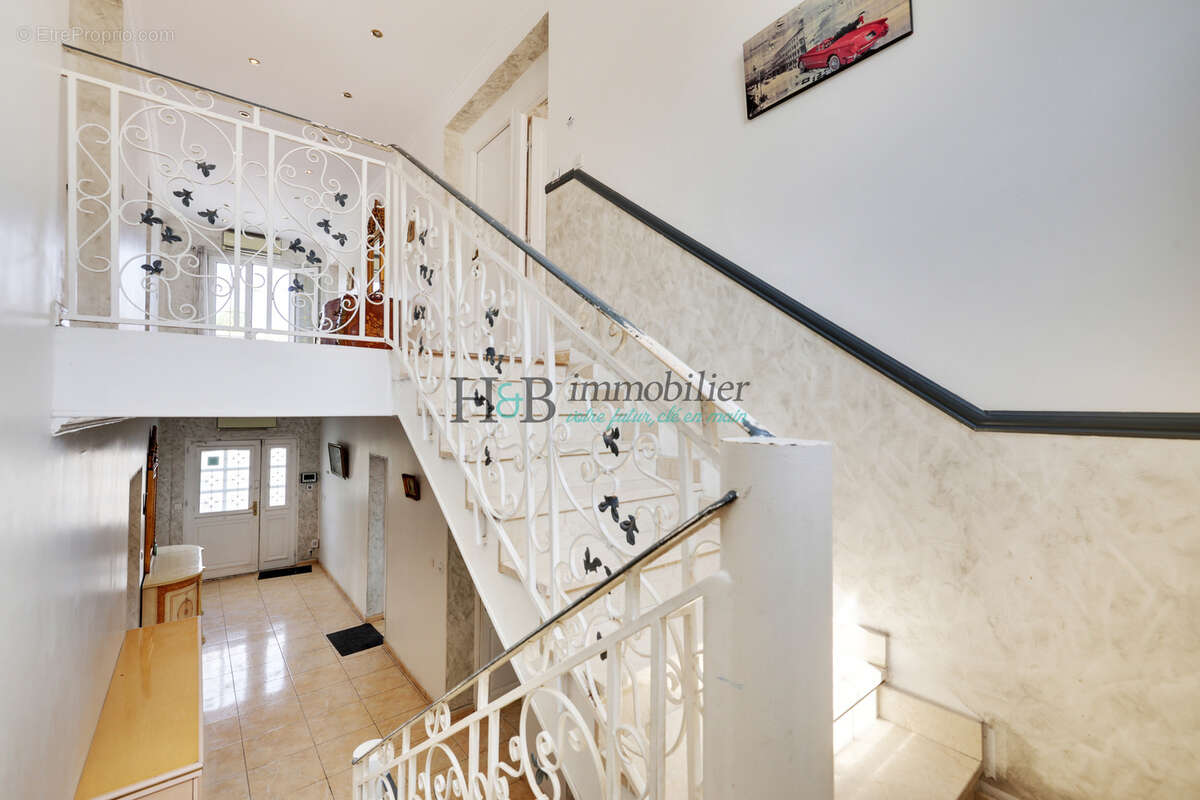 Rare à Noisy-le-Sec   Maison d’investissement de 381 m2 avec 13 espaces locatifs et fort potentiel de valorisa - photo 9