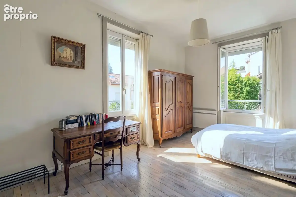 Véritable coup de cœur pour cette demeure atypique avec jardin et terrasse au calme absolu proche de Montchat - photo 17