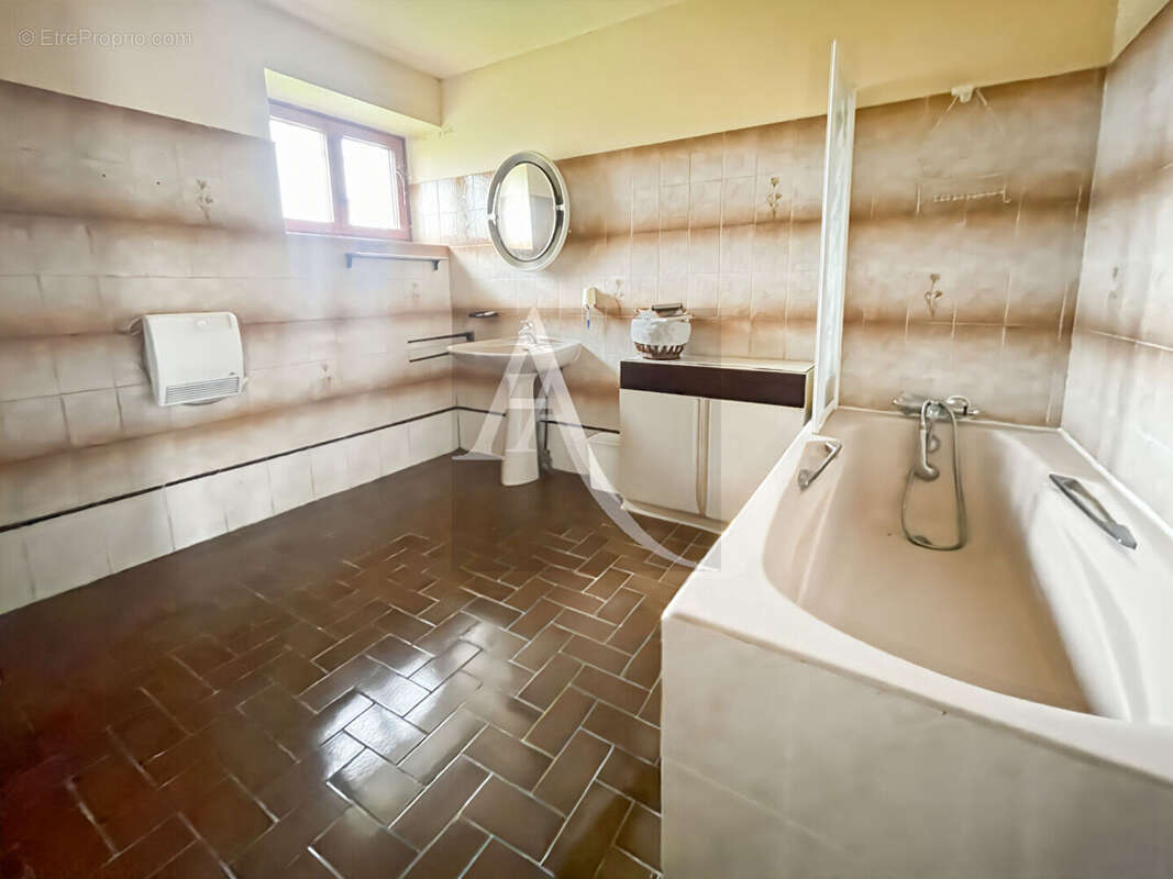 Grange en pierre aménagée sur un joli terrain + dépendance - photo 10