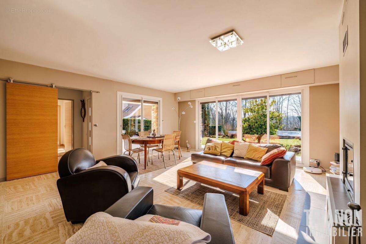 Maison à LE MESNIL-SAINT-DENIS