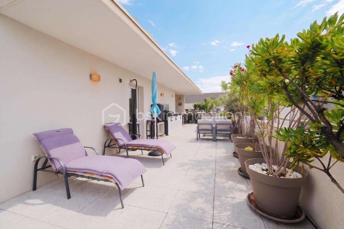 NÎMES CAPOUCHINÉ – Superbe T4 de 96 m² avec Terrasse d'Exception de 57 m² ! - photo 3