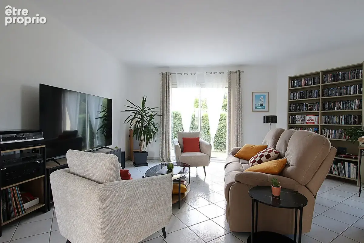 Vouillé, Maison de plain-pied, 121 m² habitables. - photo 6